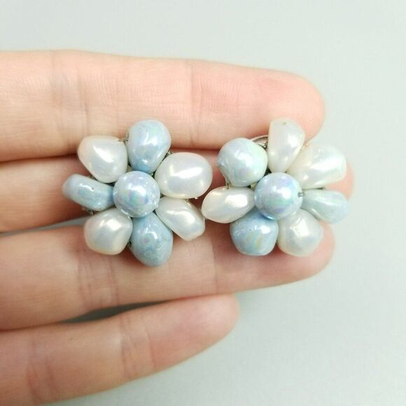 Vintage Light Blue and White Beaded Cluster Clip On Earrings, Made in Japan - Picture 6 of 7
